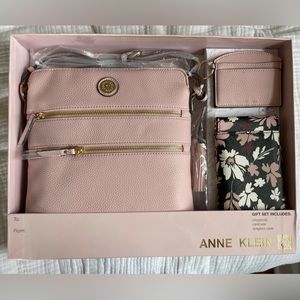 Anne Klein purse set. Pink